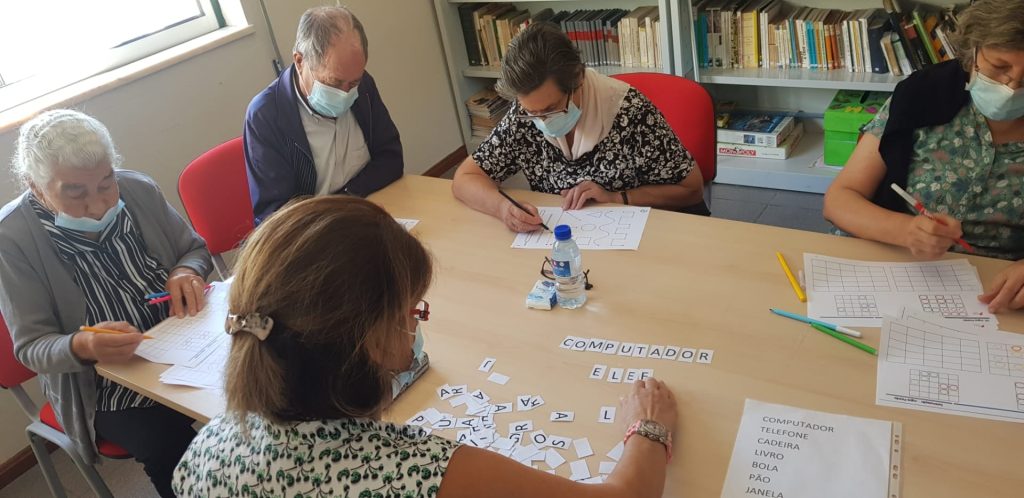 Clientes do Viver Sem Idade realizam atividade de estimulação cognitiva com recurso a cartões com letras
