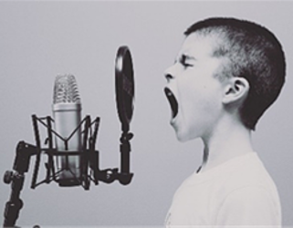 Cartaz ilustrativo com rapaz a gritar para um microfone