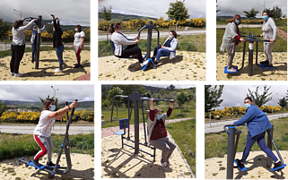 Formandos realizam exercício físico em máquinas de parque público