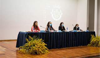 Mulheres sentadas a fazer uma palestra em sala de conferências