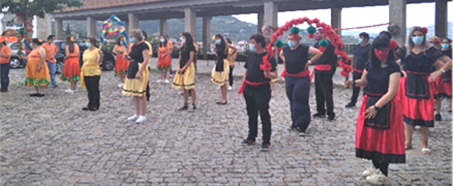 Formandos a dançar as marchas populares com vestuário tradicional