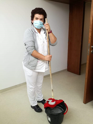 Vera Gomes a fazer trabalho de limpeza