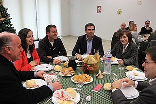Presidente da A2000 em mesa de almoço de Natal com representantes de entidades locais