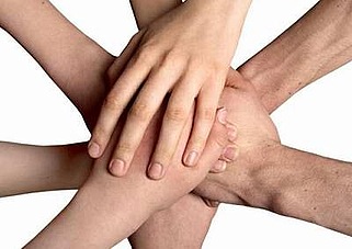 Mãos de várias pessoas sobrepostas a simbolizar o valor da união entre todos