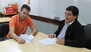 António Ribeiro, Presidente da Direção da A2000 e Dr. José Matos, Diretor da Incentivar, assinam protocolo de parceria