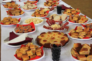 16º Aniversário A2000 Comemorações em Tabuaço - Mesa com iguarias do lanche convívio