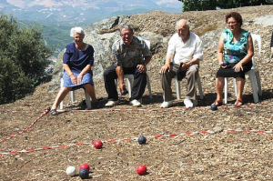 1º Encontro Convívio de Boccia Sénior - participantes jogam boccia