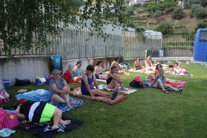 Arte de Participar - Clientes fazem atividades lúdicas na piscina ao ar livre