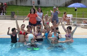 Arte de Participar - Clientes fazem atividades lúdicas na piscina ao ar livre