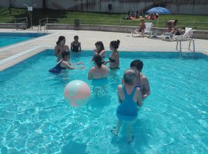 Arte de Participar - Clientes fazem atividades lúdicas na piscina ao ar livre