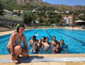 Arte de Participar - Clientes fazem atividades lúdicas na piscina ao ar livre