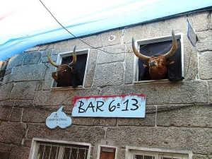 Imagem de bar em Montalegre com motivos alusivos ao evento Sexta-Feira 13