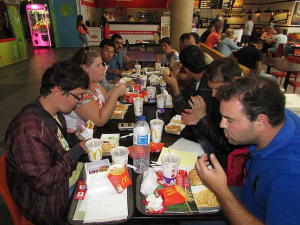 Clientes e técnicos da Oficina dos Sorrisos em restaurante no Algarve