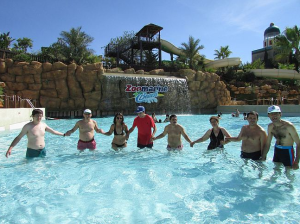 Clientes e técnicos da Oficina dos Sorrisos na piscina no Algarve