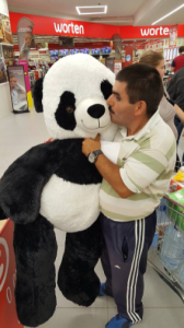 Cliente da A2000 dá um beijo num panda de peluche no Algarve