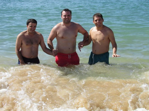 Clientes e técnicos da Oficina dos Sorrisos na praia no Algarve