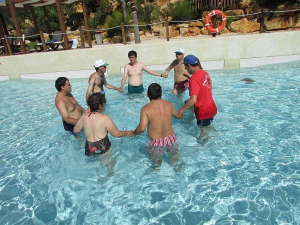 Clientes e técnicos da Oficina dos Sorrisos na piscina no Algarve