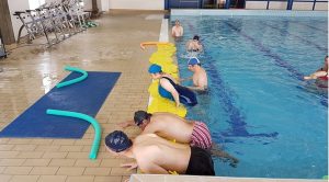 Clientes do CAARPD fazem atividades em piscina