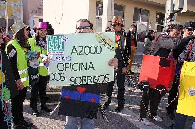 Clientes e técnicos no Desfile de Carnaval da Oficina dos Sorrisos