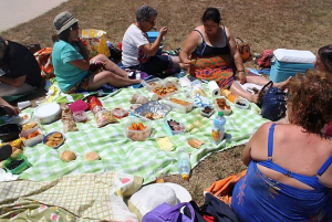 Clientes dos Espaços de Convívio lancham na praia