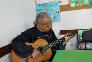 Espaços de Convívio de São Miguel, São João de Lobrigos e Sanhoane - Cliente toca viola