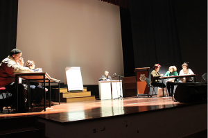 Clientes e técnicos da A2000 atuam no palco de auditório em festa de fim de ano