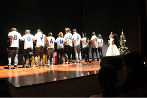 Clientes e técnicos da A2000 atuam no palco de auditório em festa de fim de ano