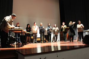 Clientes e técnicos da A2000 atuam no palco de auditório em festa de fim de ano