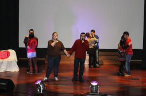 Clientes e técnicos da A2000 atuam no palco de auditório em festa de fim de ano