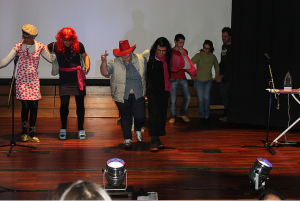 Clientes e técnicos da A2000 atuam no palco de auditório em festa de fim de ano