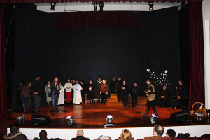 Clientes e técnicos da A2000 atuam no palco de auditório em festa de fim de ano