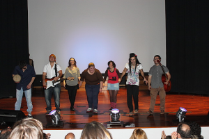 Clientes e técnicos da A2000 atuam no palco de auditório em festa de fim de ano