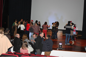 Clientes e técnicos da A2000 atuam no palco de auditório em festa de fim de ano