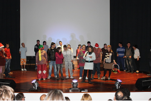 Clientes e técnicos da A2000 atuam no palco de auditório em festa de fim de ano