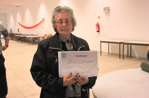 II Encontro Convívio de Boccia Sénior - Participante mostra o seu certificado de participação