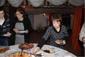 Colaboradores da A2000 servem-se em mesa de buffet no jantar de Natal