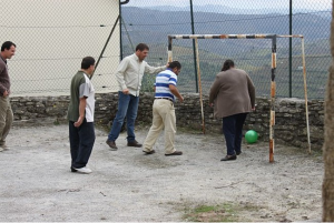 Clientes da Oficina dos Sorrisos jogam à bola