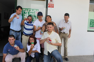 Clientes da Oficina dos Sorrisos em foto de grupo