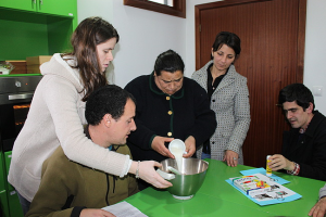 Clientes da Oficina dos Sorrisos realizam atividades de culinária