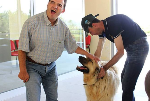 Oficina dos Sorrisos - Clientes da A2000 faz festas em cão