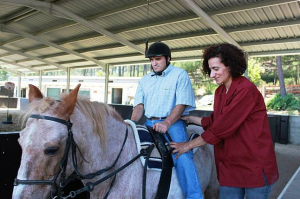 Oficina dos Sorrisos - Clientes da A2000 experimentam andar a cavalo