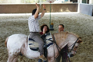 Oficina dos Sorrisos - Clientes da A2000 experimentam andar a cavalo