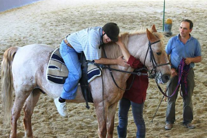 Oficina dos Sorrisos - Clientes da A2000 experimentam andar a cavalo