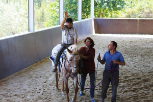 Oficina dos Sorrisos - Clientes da A2000 experimentam andar a cavalo