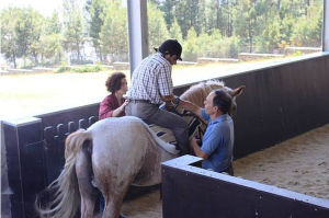 Oficina dos Sorrisos - Clientes da A2000 experimentam andar a cavalo