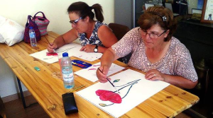 Clientes dos Espaços de Convívio fazem trabalhos manuais no Workshop de Pintura