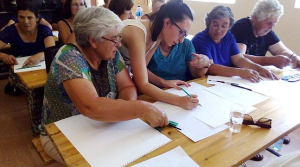 Clientes dos Espaços de Convívio fazem trabalhos manuais no Workshop de Pintura