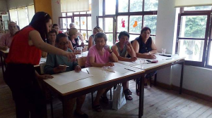 Clientes dos Espaços de Convívio fazem trabalhos manuais no Workshop de Pintura