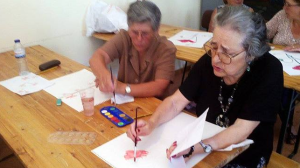 Clientes dos Espaços de Convívio fazem trabalhos manuais no Workshop de Pintura