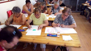 Clientes dos Espaços de Convívio fazem trabalhos manuais no Workshop de Pintura